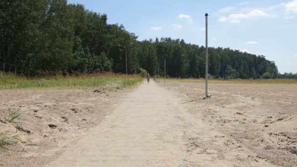 Jongen draait op het strand — Stockvideo