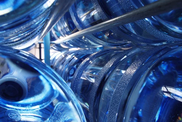 Stora plast vattenflaskor — Stockfoto
