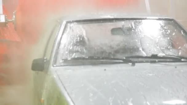 Carro em lavagem automática de carro — Vídeo de Stock