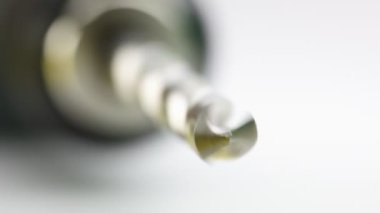 twist bit portre üzerinde beyaz izole Akülü matkap