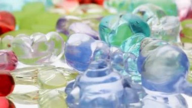 çok renkli cam objeler