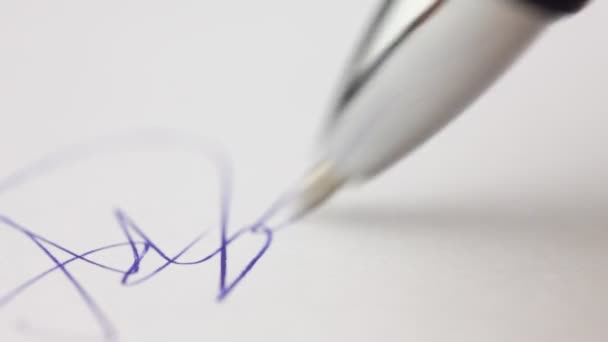 Main signant un contrat .