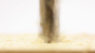 bir ahşap tahta üzerinde delik delme