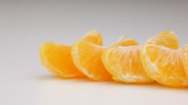 mandalina kesimleri izole beyaz zemin üzerine