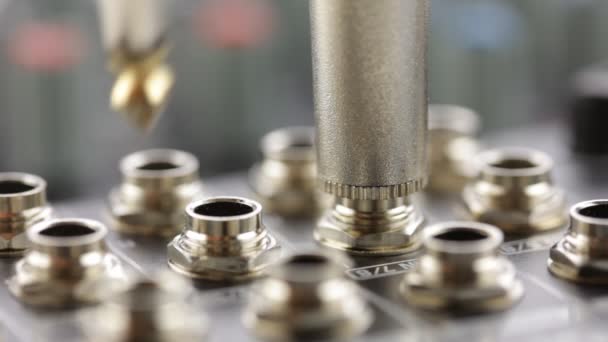 Connecteurs audio sur une table de mixage 