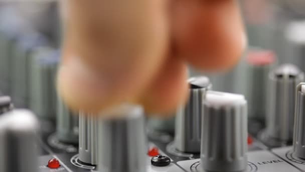 Mão em um misturador de som close-up — Vídeo de Stock