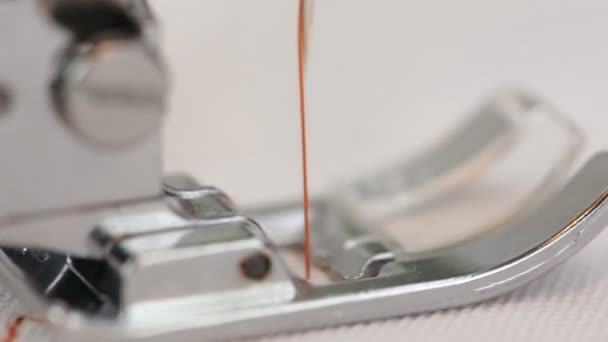 Machine à coudre en action 