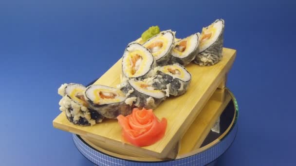 Deliciosos rolos de sushi em placa de madeira — Vídeo de Stock