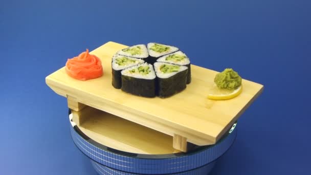 Delicious sushi rolls on wooden plate — Stock Video