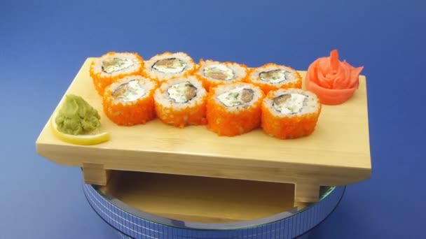 Deliciosos rolos de sushi em placa de madeira — Vídeo de Stock