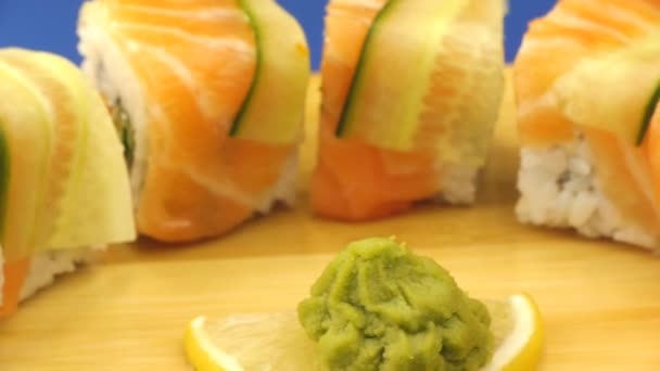 Lahodné sushi rolky na dřevěné desce — Stock video