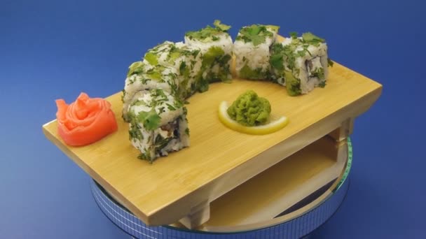 Finom sushi tekercs a fából készült lemez — Stock videók