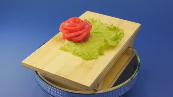 Lachs mit Salat auf einem Holzteller — Stockvideo