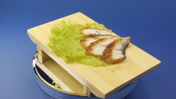 Frischer Oktopus mit grünem Salat auf Holzteller — Stockvideo