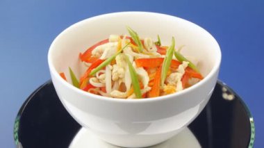 kavrulmuş et ve sebze beyaz kase