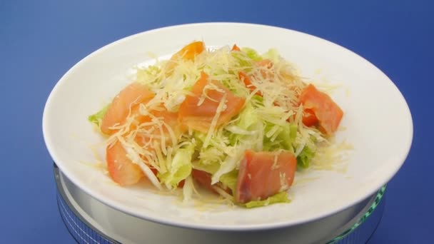 Салат с лососем на белой тарелке — стоковое видео