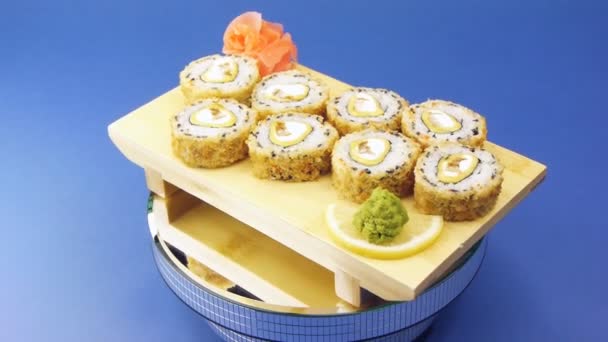 Tradiční sushi závitky podávané na dřevěné desce — Stock video