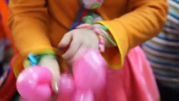 Клоун делает фигурки из шариков — стоковое видео