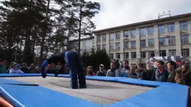 festival sırasında trambolin üzerinde genç jimnastikçi