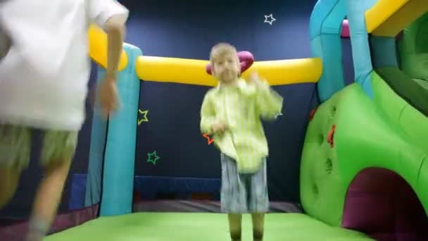 Glada pojkar spelar på en attraktion lekplats — Stockvideo