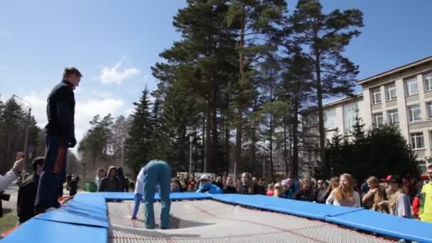 Circus acrobatics on trampoline — Stock Video