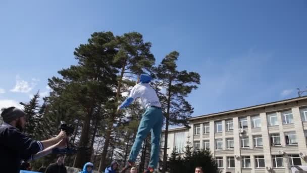Sirk akrobasi trambolin üzerinde — Stok video