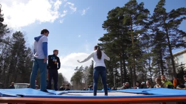 Цирк акробатики на батуте — стоковое видео