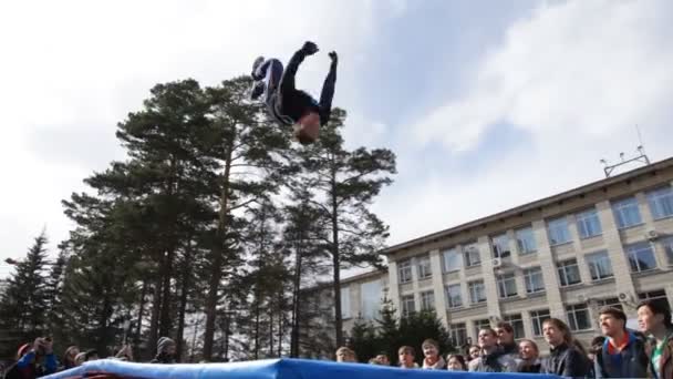 Circus acrobatics on trampoline — Stock Video