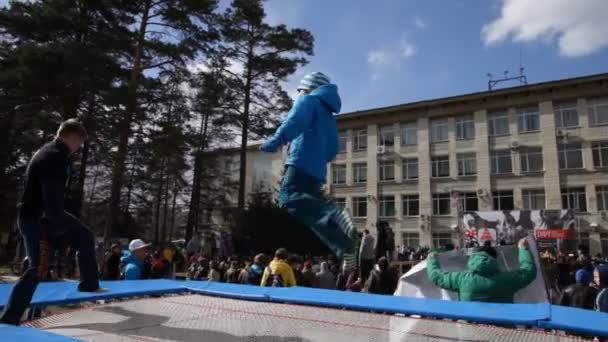 Szczęśliwy chłopiec skoki na trampolinie — Wideo stockowe