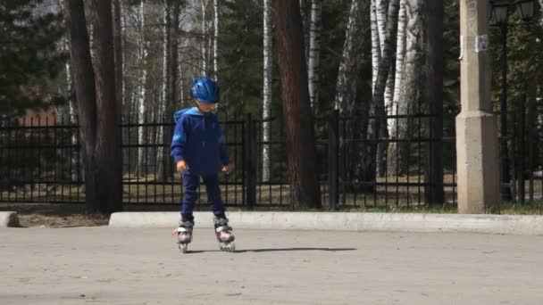 Sei anni ragazzo imparare a cavalcare su rollerblade — Video Stock