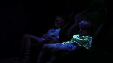 3d stereo gözlük 5 d film izlerken çocuklar