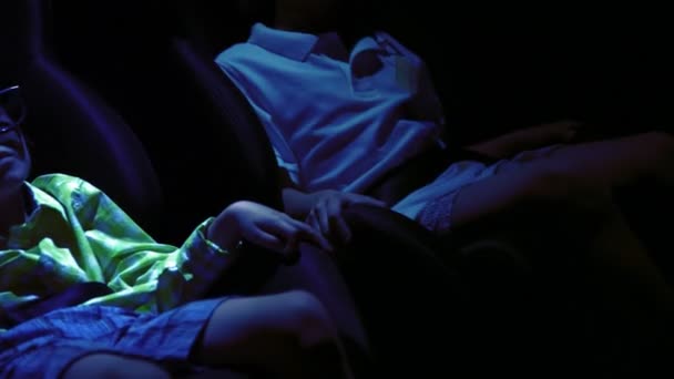 Anak-anak dengan kacamata stereo 3d menonton film 5D — Stok Video