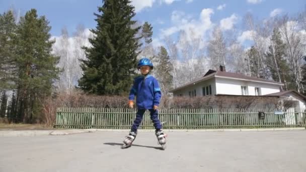 Malý chlapec jízdy na kolečkových bruslích — Stock video
