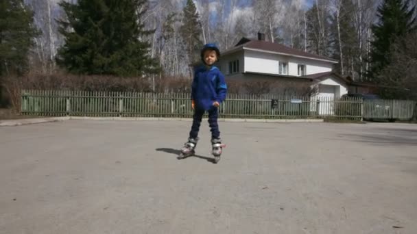Little boy rides on roller skates — Stock Video