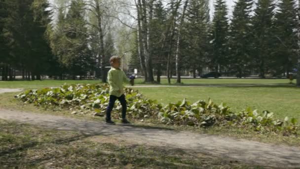 Lycklig pojke ger bukett blommor — Stockvideo