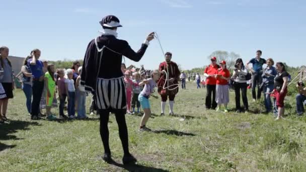 Festival deelnemers springen over een touw. — Stockvideo