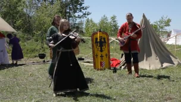 Чоловіки і жінки в історичних костюмах грає на музичних інструментах. — стокове відео