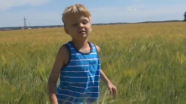 kaçarken alanda çocuk