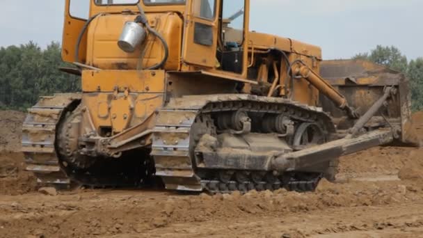 Excavadora que trabaja con tierra y arena — Vídeos de Stock