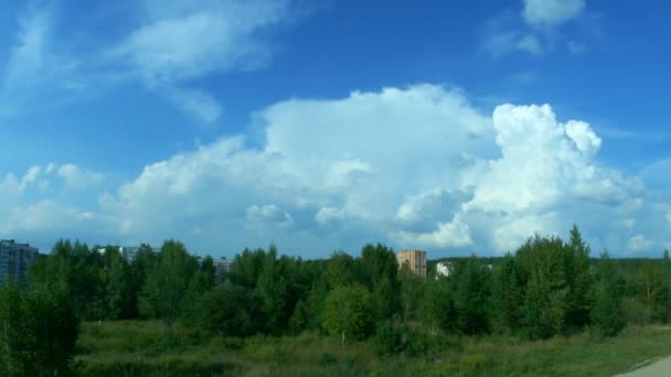 Nuvens de lapso de tempo no céu azul . — Vídeo de Stock