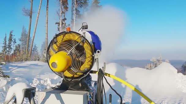 Professionelle Kunstschneemaschinen Die Skigebiet Schneeflocken Aus Wasser Herstellen Maschine Macht — Stockvideo