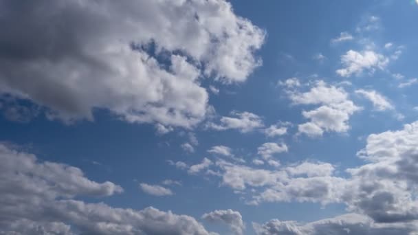 Tiempo Lapso Nube Hermoso Cielo Nubes Blancas Esponjosas Rodando Sobre — Vídeos de Stock