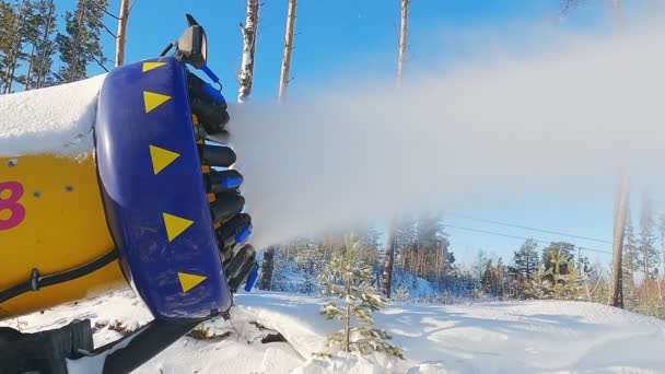Cañón Nieve Las Montañas Invierno Pistola Nieve Rociando Cristales Hielo — Vídeo de stock