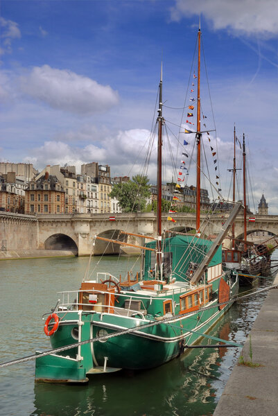 Старая баржа
.