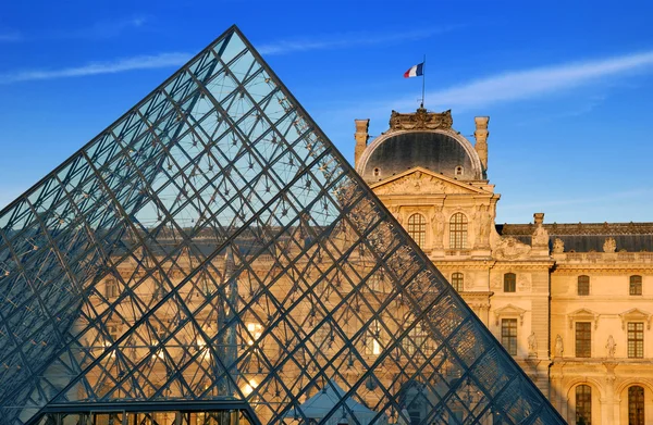 卢浮宫玻璃金字塔. — 图库照片