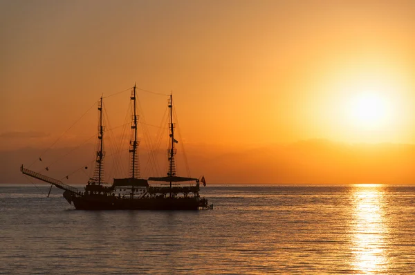 Zonsondergang silhouet schip — Stockfoto