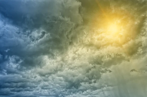 Nuvens de tempestade com sunburst — Fotografia de Stock