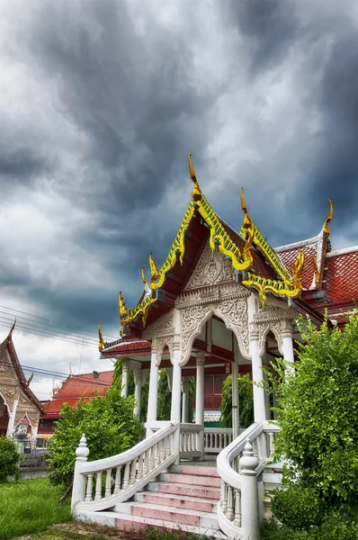 Templo Phetchaburi cielo tormentoso — Foto de Stock