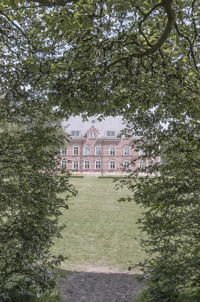 Palsjo Slott door de bomen — Stockfoto