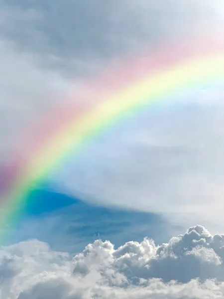 Arco Iris Celestial Contra Hermoso Paisaje Nublado — Foto de Stock